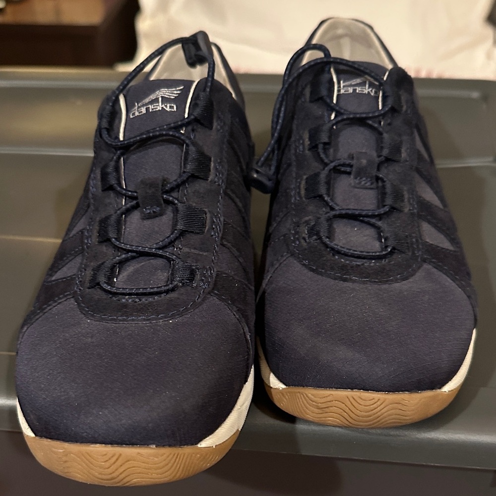 Dansko sneakers. Navy blue with cinch closure. Like new size 40 (9)